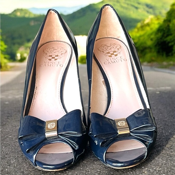 Vince Camuto Patent Leather Blue Wedges with Bow Size 8 1/2. - Picture 4 of 5